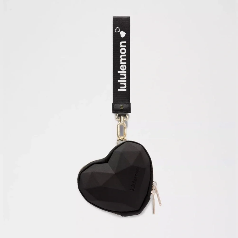 Lululemon Heart Wristlet NEW Black Gold Zipper Valentines Day 3D - Picture 2 of 5